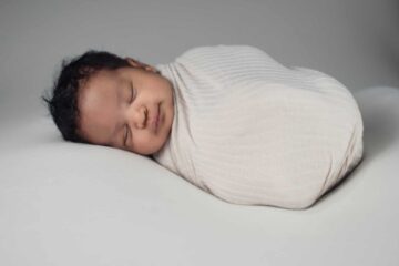 un bébé enveloppé dans un draps après un test ADN garçon ou fille