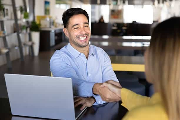 La visite virtuelle hôtel Lyon ne se limite pas à montrer des images 360°. Elle doit raconter une histoire cohérente, guider l’utilisateur