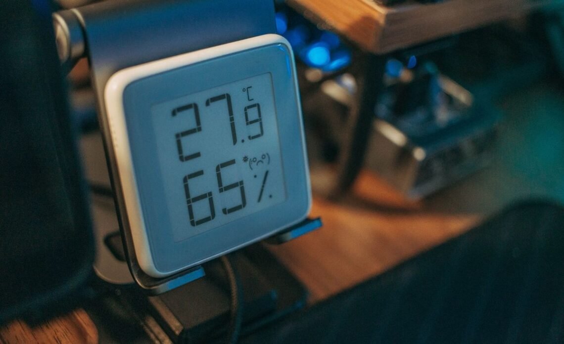 Thermostat numérique montrant température et humidité dans une pièce