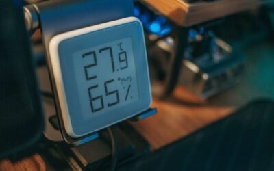 Thermostat numérique montrant température et humidité dans une pièce