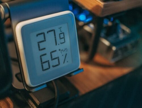 Thermostat numérique montrant température et humidité dans une pièce