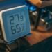 Thermostat numérique montrant température et humidité dans une pièce