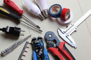 Assortiment d'outils de bricolage incluant tournevis, pinces, LED, rubans adhésifs
