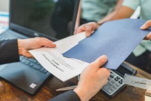 Échange de documents professionnels sur une table de bureau