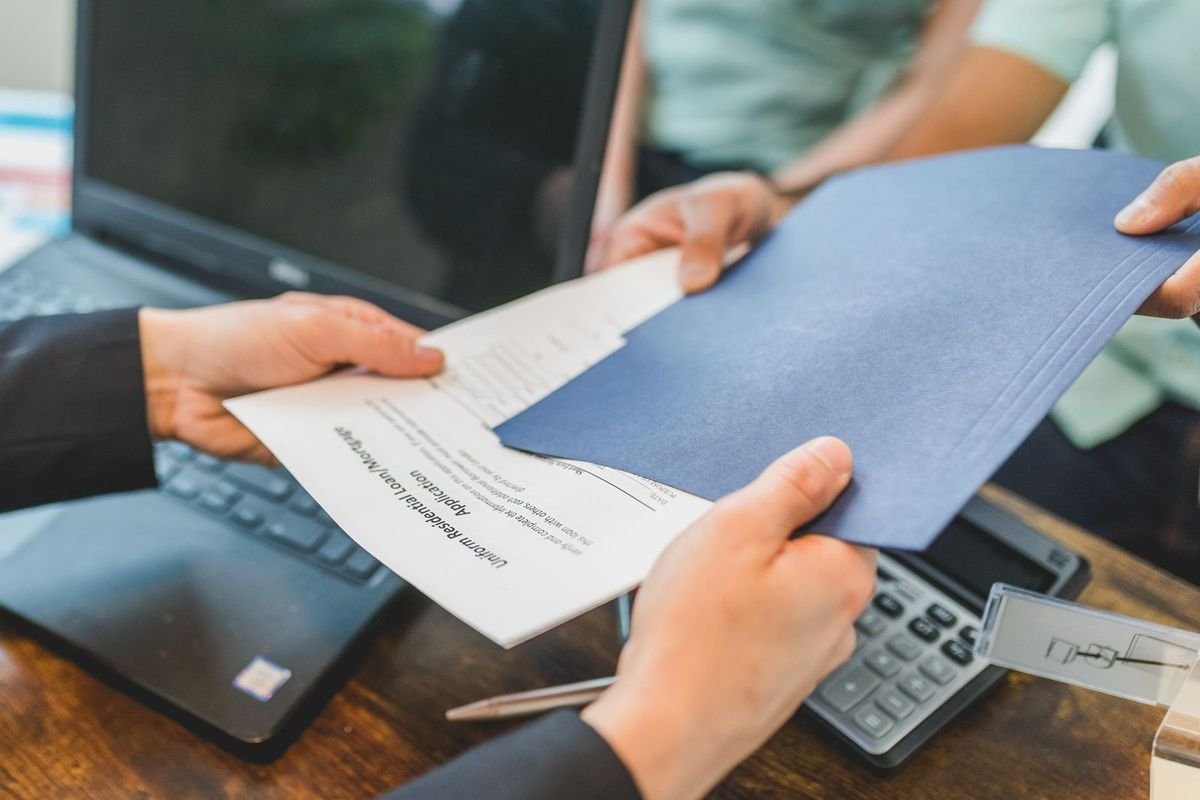 Échange de documents professionnels sur une table de bureau