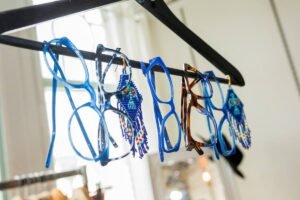 Lunettes de soleil et verres exposés sur un cintre dans une boutique