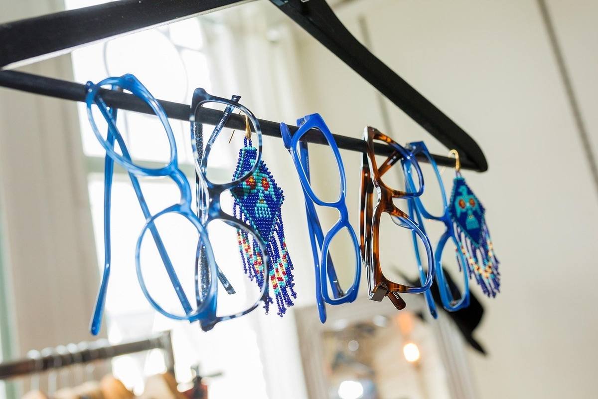 Lunettes de soleil et verres exposés sur un cintre dans une boutique