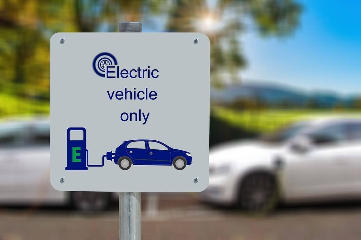 Van faisant le plein à une station-service avant une étape Van faisant le plein à une station-service avant une étape
