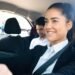 Une femme souriante conduit, passager assis, ceintures, intérieur automobile