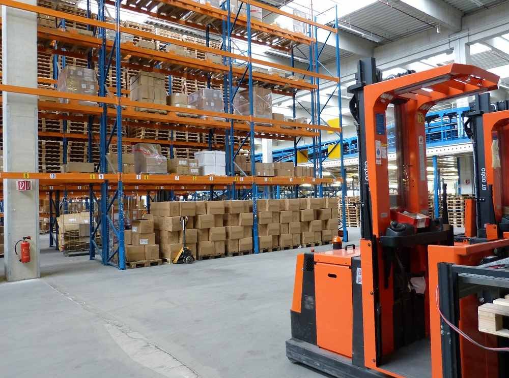 Opérateur scannant un article pendant une préparation de commande