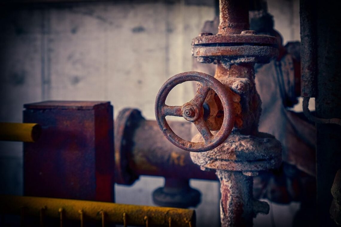 Valve rouillée sur tuyau boîte métallique mur de béton ambiance industrielle