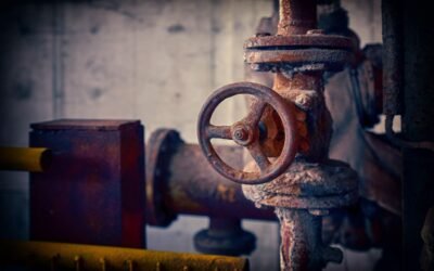 Valve rouillée sur tuyau boîte métallique mur de béton ambiance industrielle