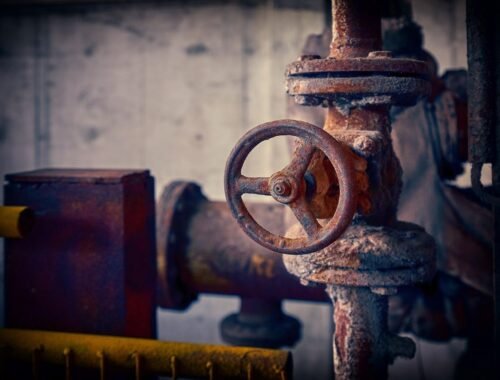 Valve rouillée sur tuyau boîte métallique mur de béton ambiance industrielle