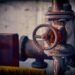 Valve rouillée sur tuyau boîte métallique mur de béton ambiance industrielle