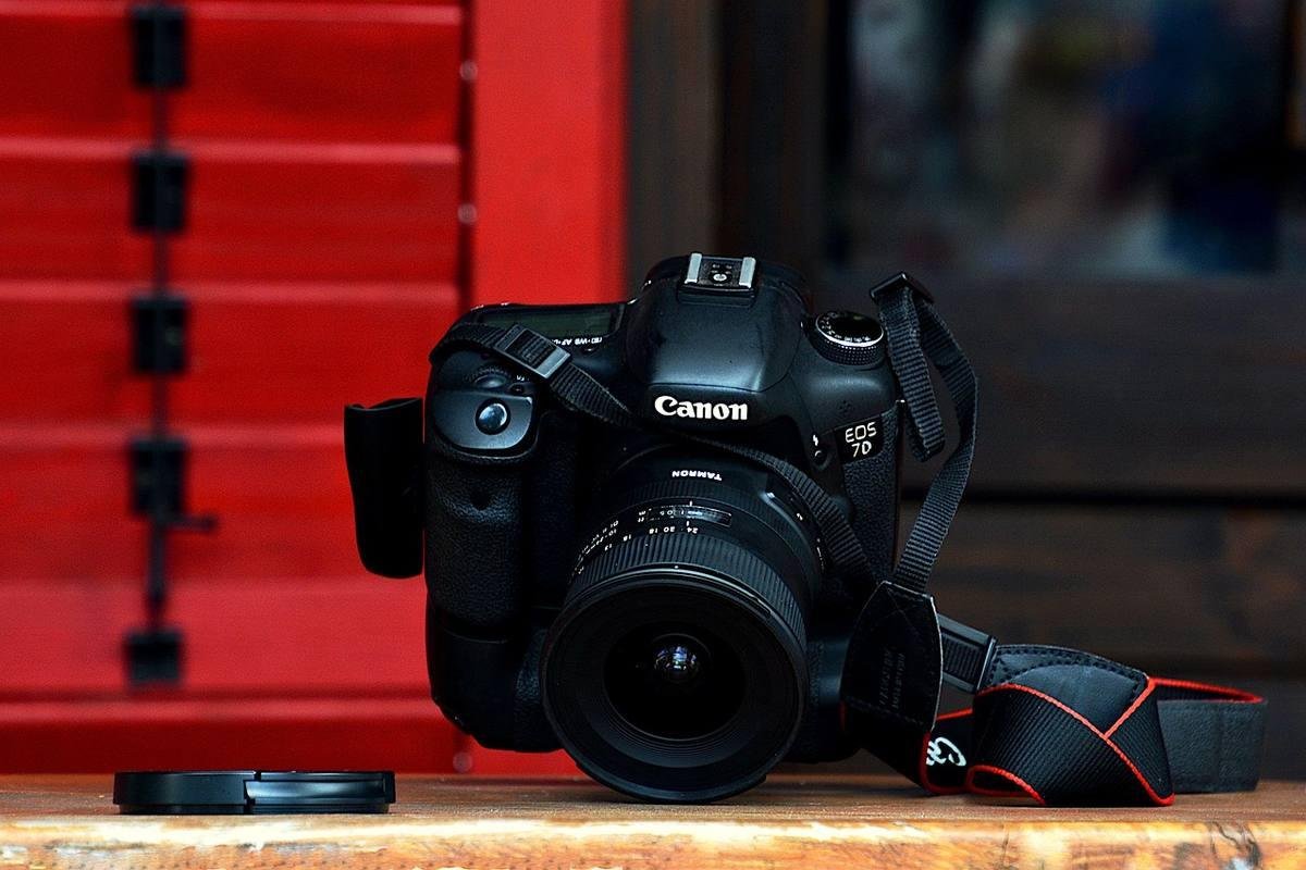 Canon DSLR sur une table avec un fond rouge