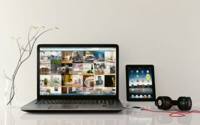Laptop et tablette sur une table avec écouteurs et écran coloré