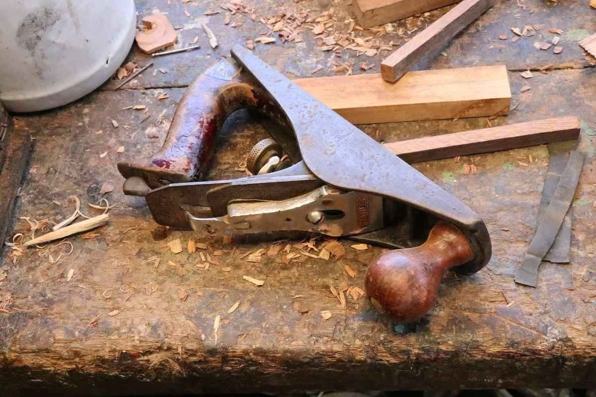Seau d'eau savonneuse et brosse pour nettoyer une terrasse en bois Seau d'eau savonneuse et brosse pour nettoyer une terrasse en bois