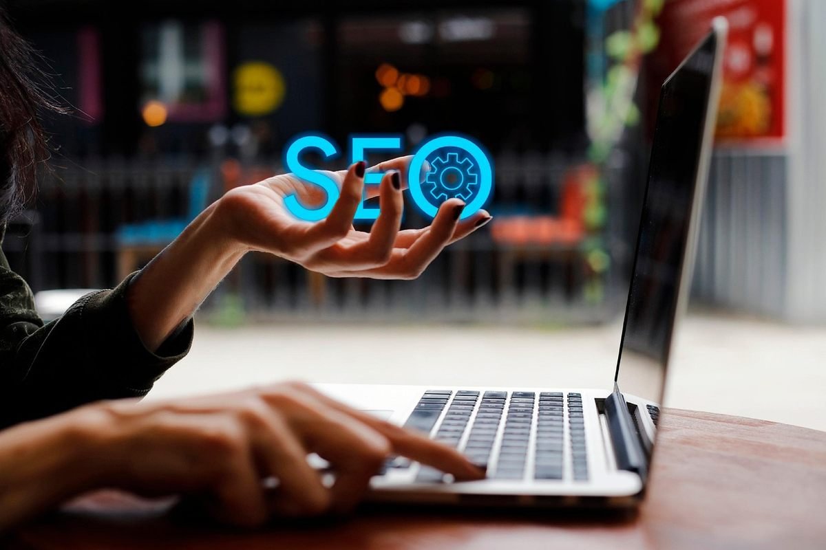 Une personne travaille sur un ordinateur portable
