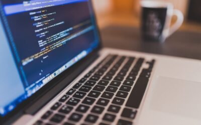 Ordinateur portable ouvert avec écran allumé et clavier noir