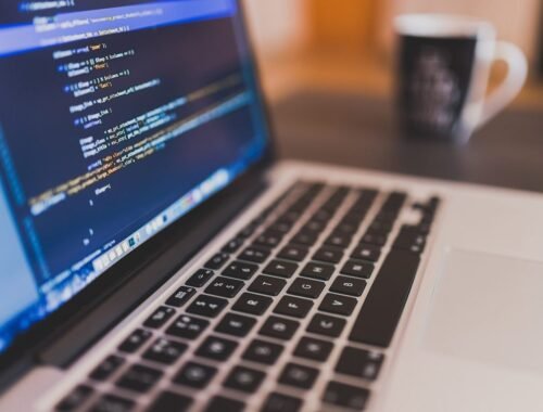 Ordinateur portable ouvert avec écran allumé et clavier noir