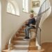 Monte-escalier moderne sur un escalier tournant, maison lumineuse